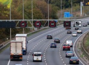 スマート高速道路の解説:仕組み、スピードカメラ、安全性への懸念 