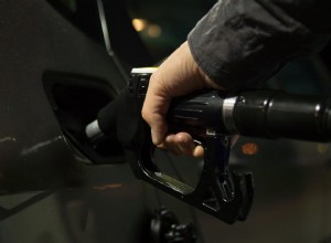 なぜ車両の側面にガスタンクのドアがあるのですか？ 