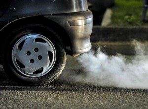 車は高くアイドル状態になり、それ自体で加速しますか？ソリューション 