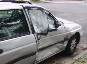 車のドアを交換するのにどれくらいの費用がかかりますか？ 