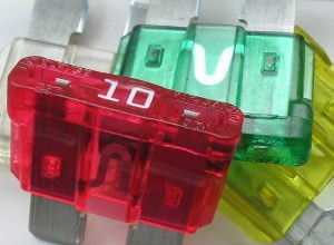 車のヒューズの種類を識別する方法 