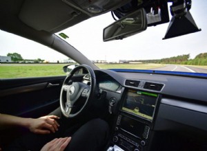 ステアリングホイールは回転後に中央に戻ります–理由をここで知ってください！ 