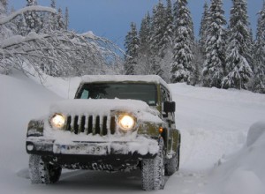 雪の中で完璧に横向きに運転する方法に関するプロのヒント 