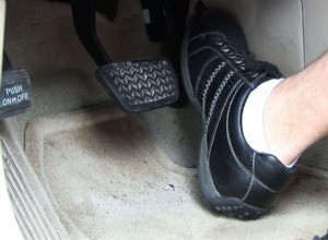 上り坂で車を速く走らせる4つの方法 