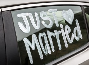 車の窓から塗料を取り除く方法は？覚えておくべき5つのステップ 