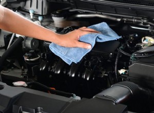 あまり時間をかけずに車のエンジンベイを掃除する方法 