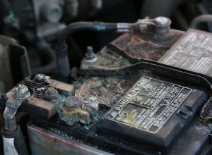 車のバッテリーの腐食をきれいにする方法は？ –迅速で簡単な手順 