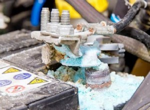 車の手入れ方法：酢で車のバッテリー端子を掃除する方法 