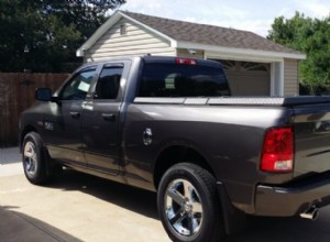 トラックにトノーカバーを正しく取り付ける方法 