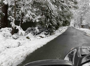 安全で自信を持って旅行するための冬の運転のヒント 10 選 