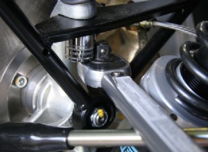 高価な車の修理を避ける：車をスムーズに動かし続けるための専門家のヒント 