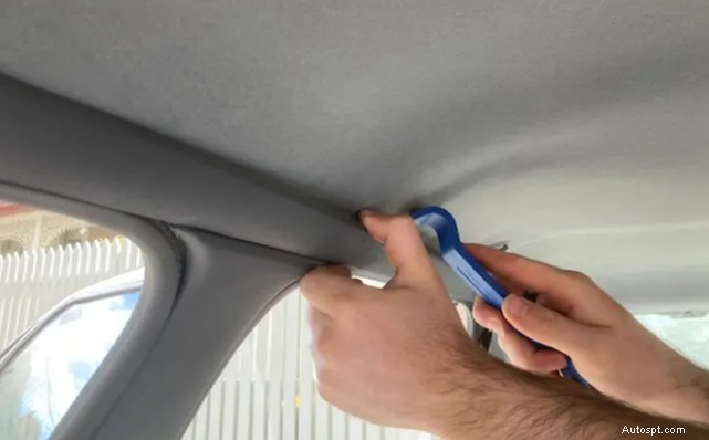 車の内装を保護する:ヘッドライナーの磨耗を見つけて修理する 