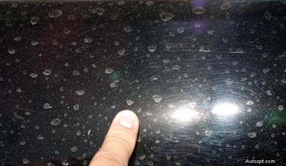 車のウォータースポットを取り除く効果的な方法 