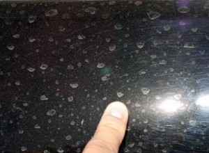 車のウォータースポットを取り除く効果的な方法 