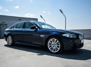 オーストラリアのドライバー向けのプロフェッショナルなデュアルチャンネル ドライブレコーダーの設置 