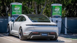カリフォルニア州は公共EV充電器の数が50%近く増加し、ガソリンスタンドを上回っている 