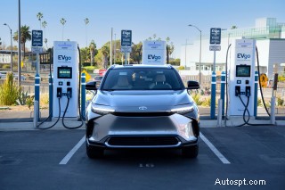 消費者レポートによると、Tesla と Rivian の充電ネットワークは競合他社よりも問題が大幅に少ないことが判明 