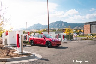 消費者レポートによると、Tesla と Rivian の充電ネットワークは競合他社よりも問題が大幅に少ないことが判明 