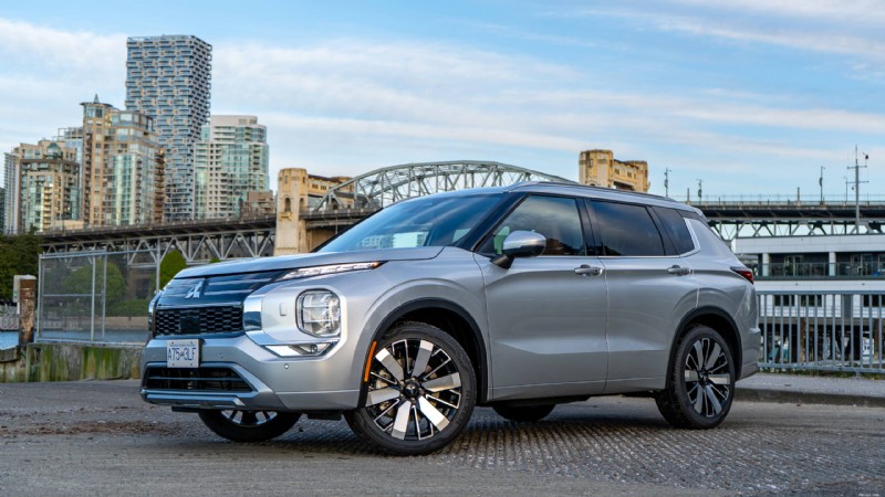 2026 三菱アウトランダー レビュー:都会の家族向けの豪華で実用的な 3 列シート SUV 