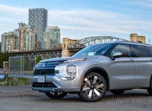 2026 三菱アウトランダー レビュー:都会の家族向けの豪華で実用的な 3 列シート SUV 