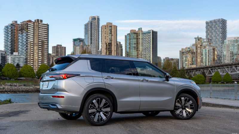 2026 三菱アウトランダー レビュー:都会の家族向けの豪華で実用的な 3 列シート SUV 