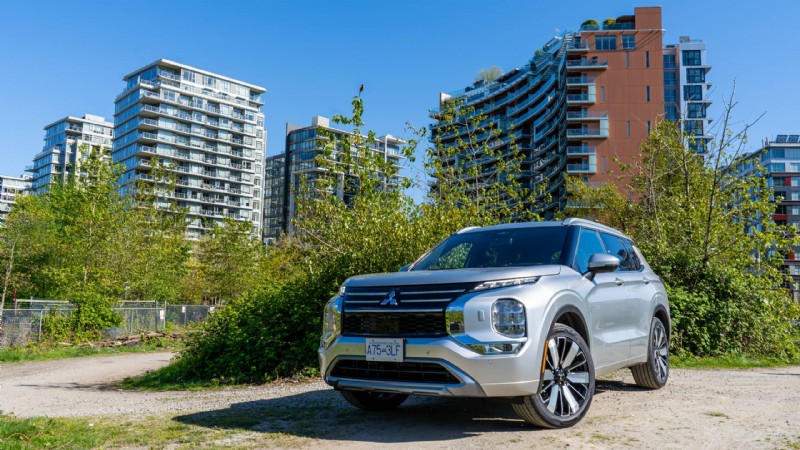 2026 三菱アウトランダー レビュー:都会の家族向けの豪華で実用的な 3 列シート SUV 
