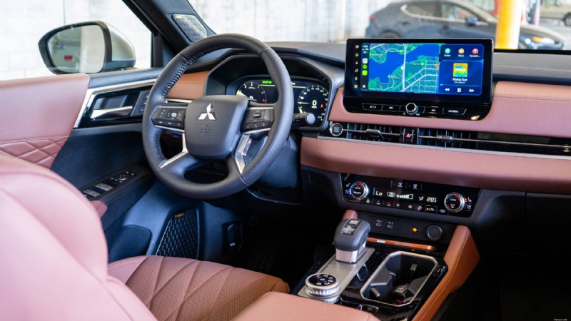 2026 三菱アウトランダー レビュー:都会の家族向けの豪華で実用的な 3 列シート SUV 