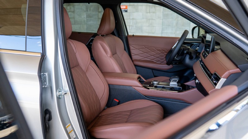 2026 三菱アウトランダー レビュー:都会の家族向けの豪華で実用的な 3 列シート SUV 