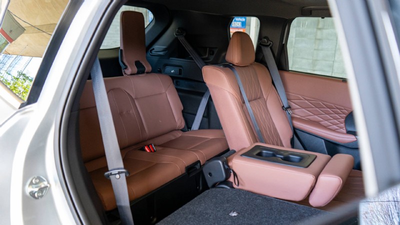 2026 三菱アウトランダー レビュー:都会の家族向けの豪華で実用的な 3 列シート SUV 