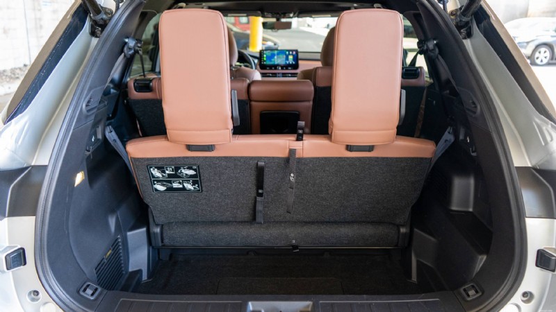 2026 三菱アウトランダー レビュー:都会の家族向けの豪華で実用的な 3 列シート SUV 