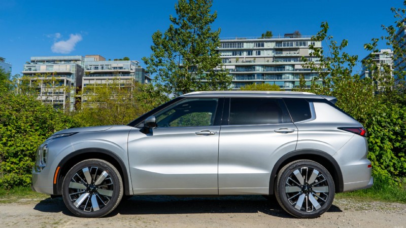 2026 三菱アウトランダー レビュー:都会の家族向けの豪華で実用的な 3 列シート SUV 