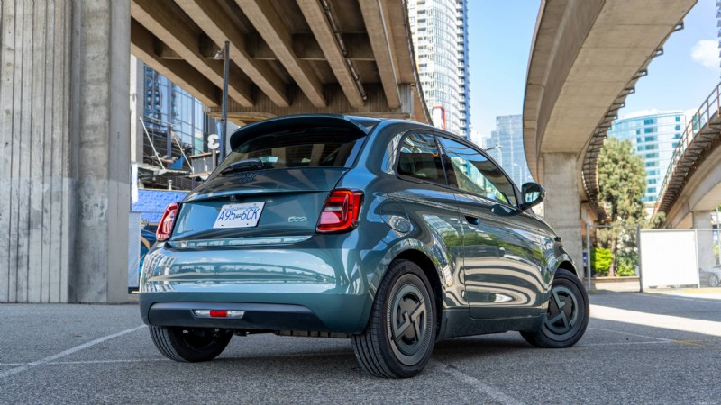 2026 年日産リーフ vs フィアット 500e:専門家による EV の比較とレビュー 