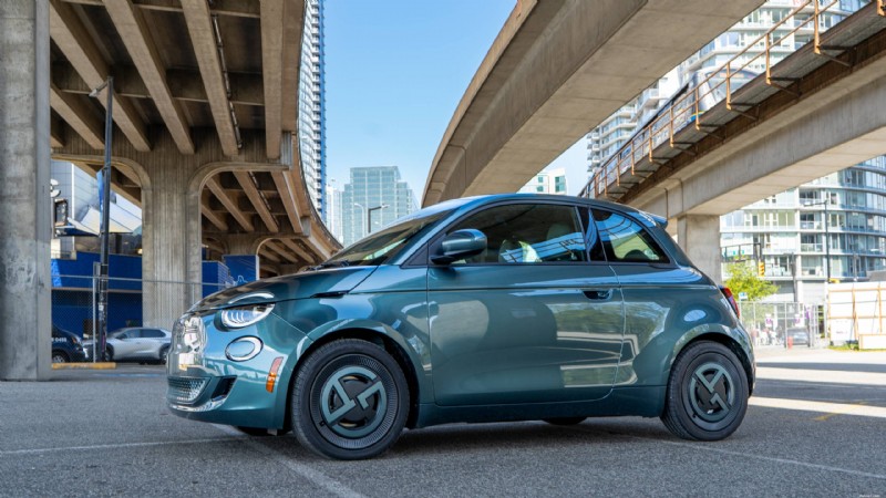 2026 年日産リーフ vs フィアット 500e:専門家による EV の比較とレビュー 