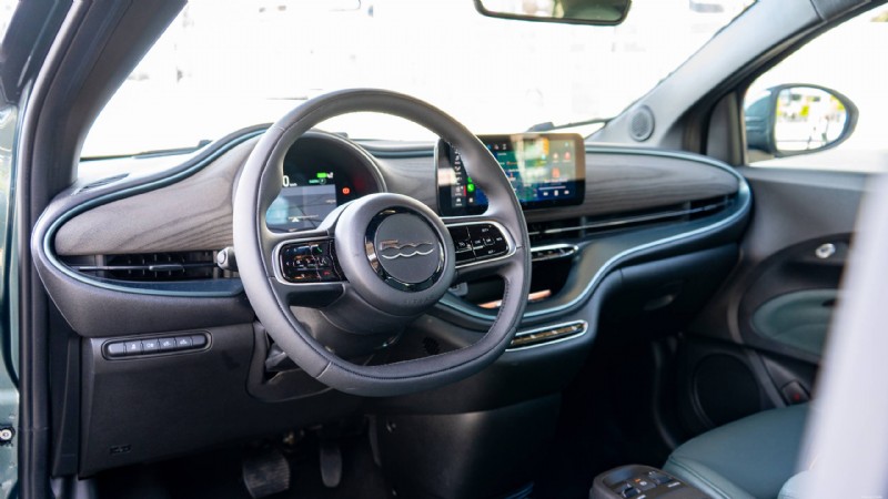 2025 Fiat 500e Giorgio Armani レビュー:このファッション先進的なシティ EV が傑出した理由 