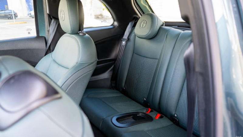2025 Fiat 500e Giorgio Armani レビュー:このファッション先進的なシティ EV が傑出した理由 