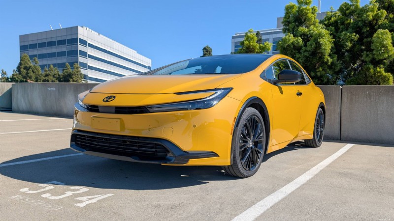 トヨタ、2026年型プリウスを発表：斬新なデザイン、カラーオプション、比類のない燃費 
