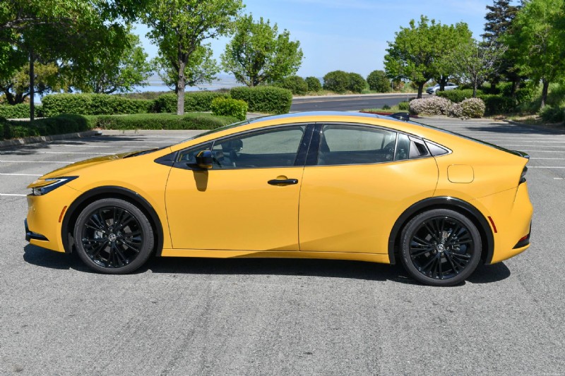 トヨタ、2026年型プリウスを発表：斬新なデザイン、カラーオプション、比類のない燃費 