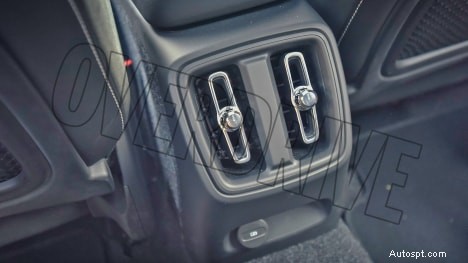 2022 Volvo XC40 Recharge 標準インテリア – プレミアムなデザインと機能 