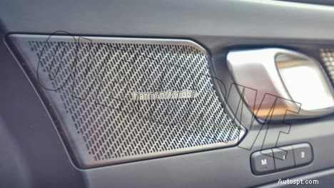 2022 Volvo XC40 Recharge 標準インテリア – プレミアムなデザインと機能 
