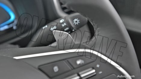 Hyundai Venue 2022 1.2 Kappa MT SX – デュアルトーンインテリアレビュー 