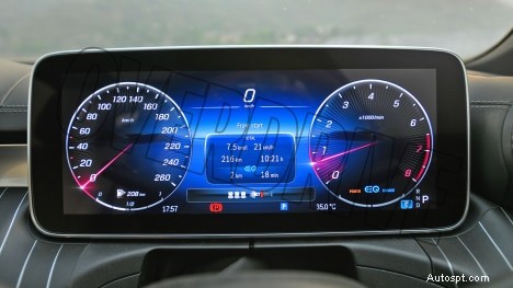 2022 Mercedes‑Benz C‑Class C200 インテリア – 豪華さ、快適さ、最先端のデザイン 