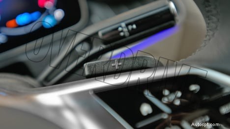 2022 Mercedes‑Benz C‑Class C200 インテリア – 豪華さ、快適さ、最先端のデザイン 