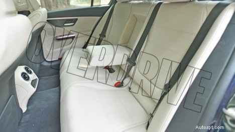 2022 Mercedes‑Benz C‑Class C200 インテリア – 豪華さ、快適さ、最先端のデザイン 