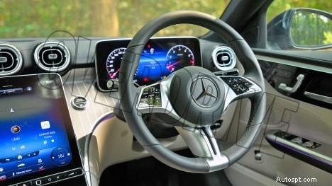 2022 Mercedes‑Benz C‑Class C200 インテリア – 豪華さ、快適さ、最先端のデザイン 