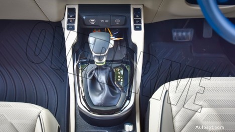 2022 Kia Carens Luxury Plus – 7 人乗り、1.5L エンジン、6 速オートマチックインテリア 