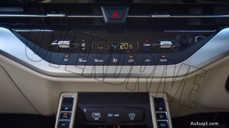 2022 Kia Carens Luxury Plus – 7 人乗り、1.5L エンジン、6 速オートマチックインテリア 