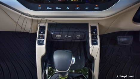 2022 Kia Carens Luxury Plus – 7 人乗り、1.5L エンジン、6 速オートマチックインテリア 