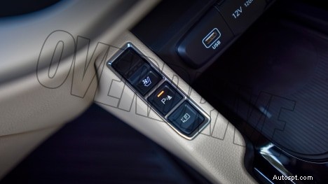 2022 Kia Carens Luxury Plus – 7 人乗り、1.5L エンジン、6 速オートマチックインテリア 