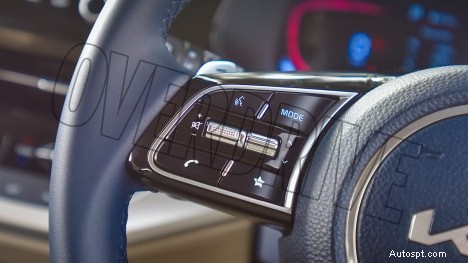 2022 Kia Carens Luxury Plus – 7 人乗り、1.5L エンジン、6 速オートマチックインテリア 