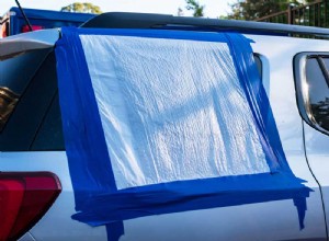 破損した車の窓のプラスチック製カバーが安全ではない理由 